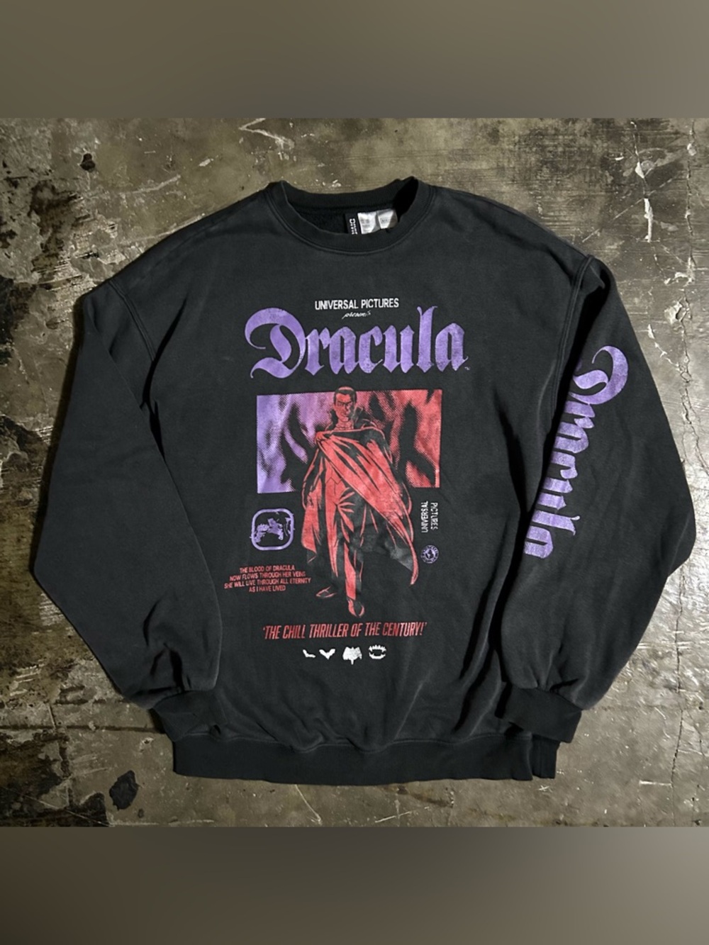 XS Monsters Universal Pictures Dracula Sweatshirt